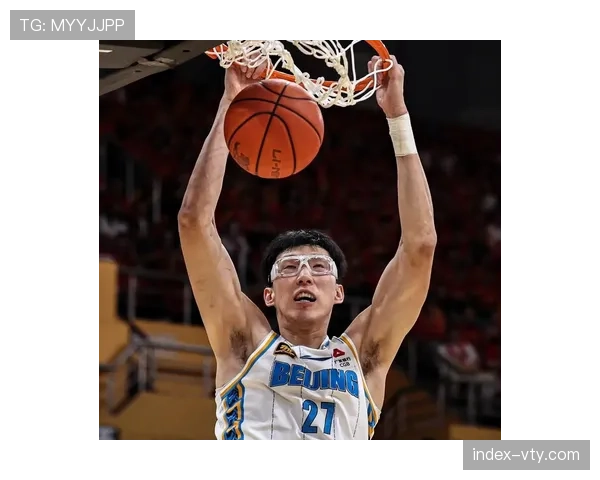 北京内外线协同战术 周琦麦基内线牵制创造外线空间